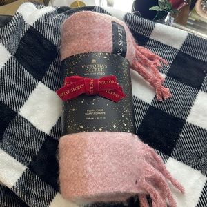 Victoria’s Secret Holiday 2020 Plush Plaid Scarf